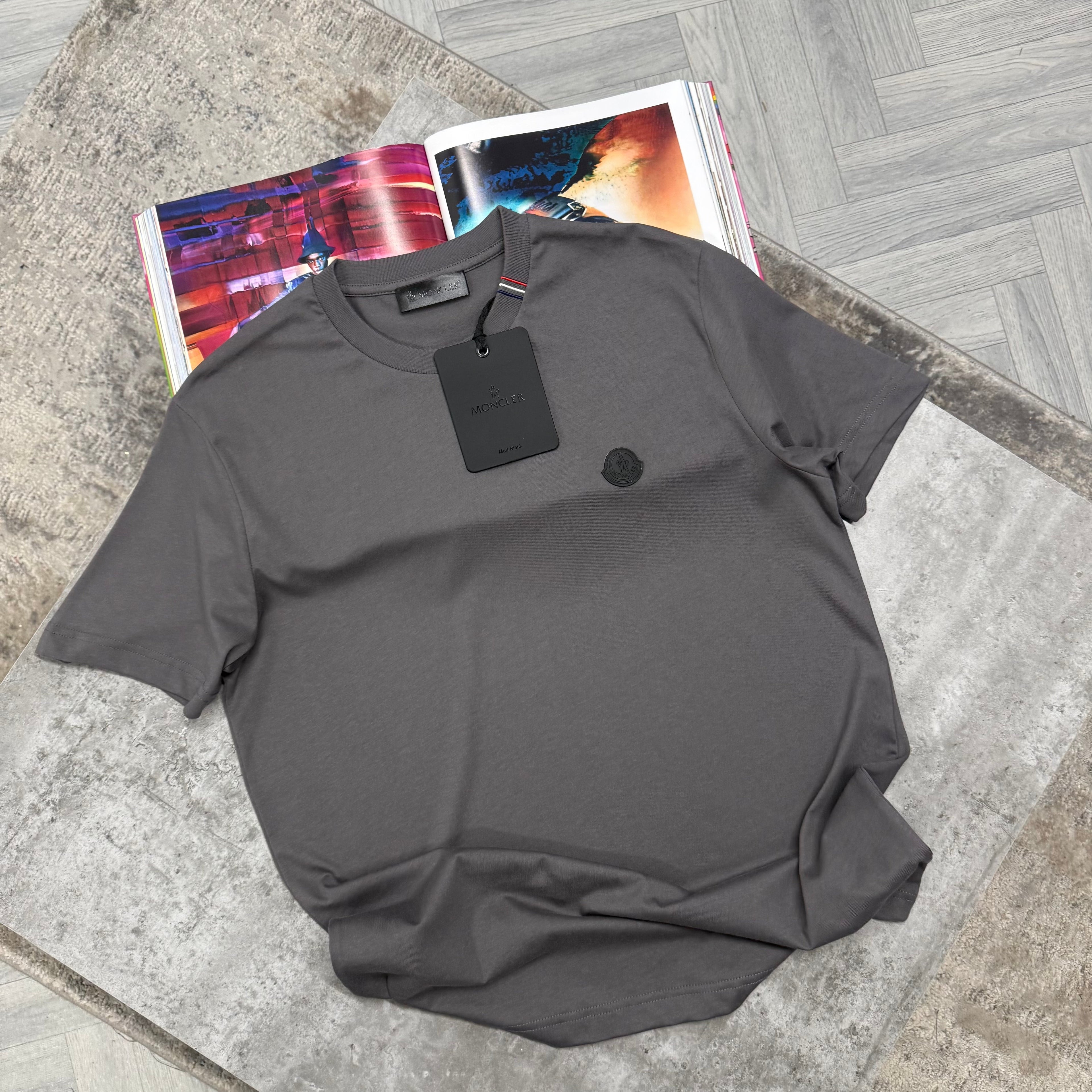 MNCLR BLACK BADGE T SHIRT - CHARCOAL